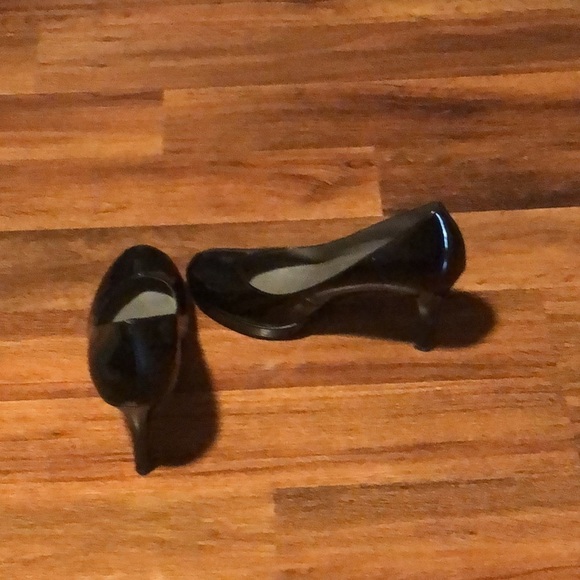 Women’s Tahari high heel shoes! - Picture 2 of 3